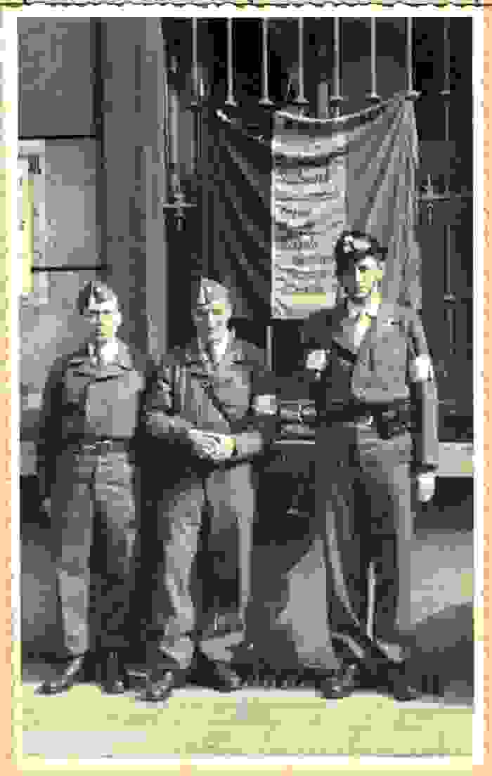 Drie mannen in uniform
