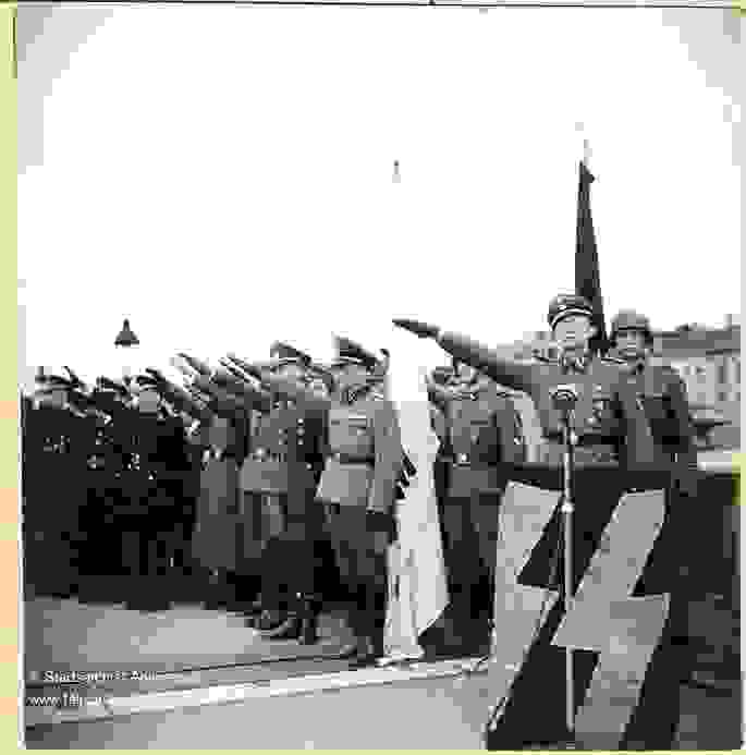 Geüniformeerde mannen brengen de Hitlergroet.