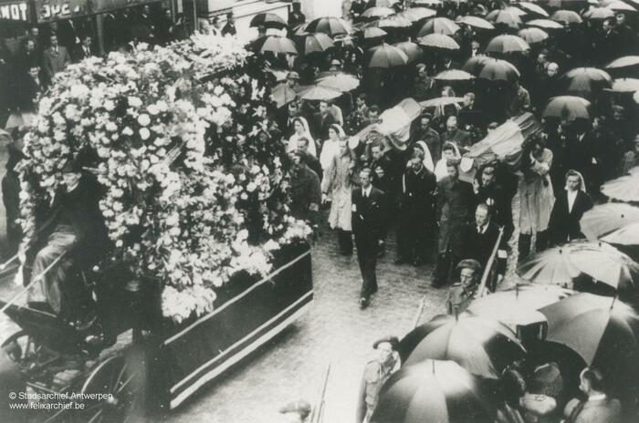 Begrafenisstoet, mensen lopen achter de kist