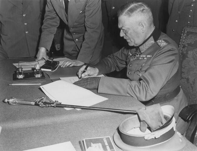Een militair ondertekent een document
