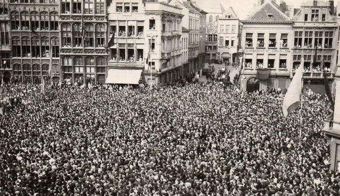 Een mensenmassa verzamelt zich op de Grote Markt