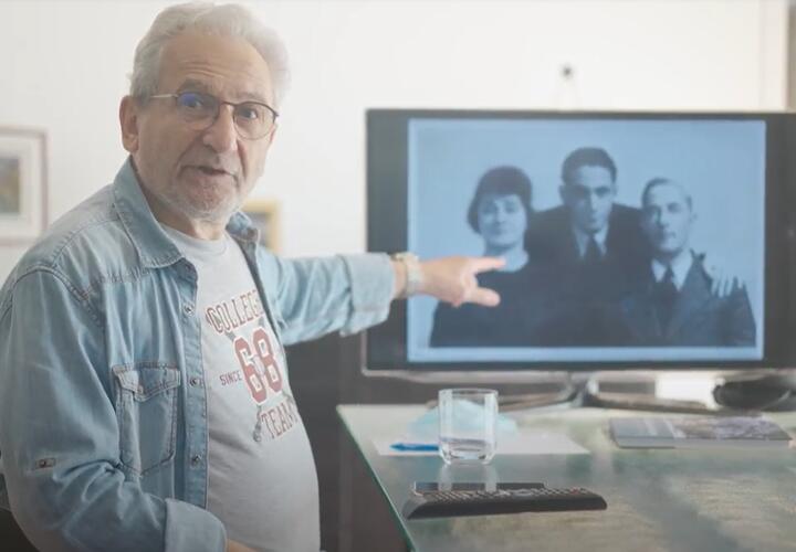 Man wijst naar foto op een scherm