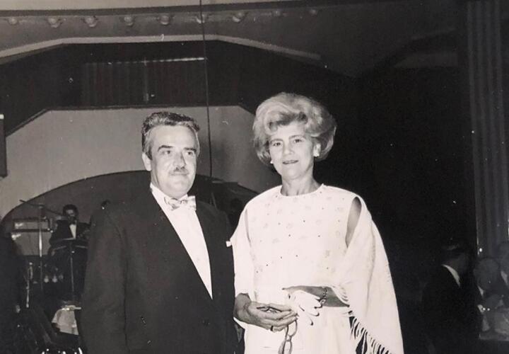 Man en vrouw in feestelijke kledij