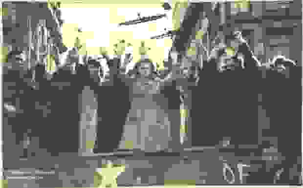 Groep mensen staan met handen in de lucht