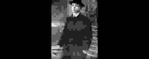 Jef Van Extergem in een zwart uniform en hoed