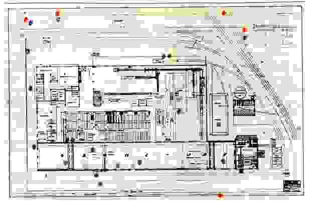 Een map van de Ford fabriek waarop de bominslagen aangeduid zijn