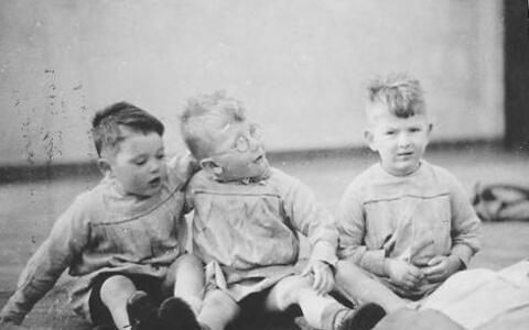 “De haat en het onrecht vertaalt Fred J. Kader naar een boodschap van liefde en menselijkheid”