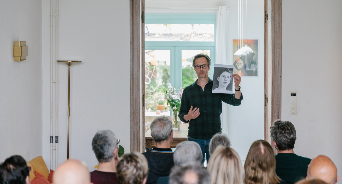 Mensen luisteren naar man die foto vastheeft