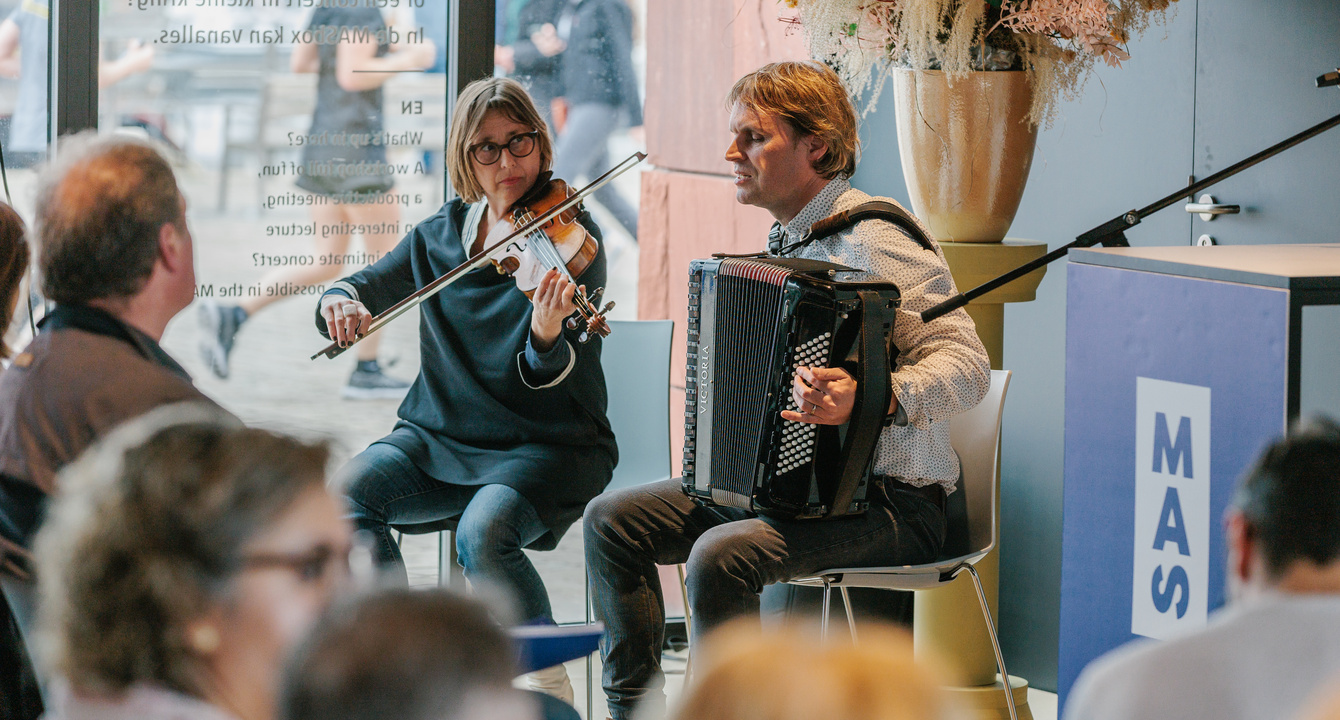 vrouw speelt viool, man speelt accordeon