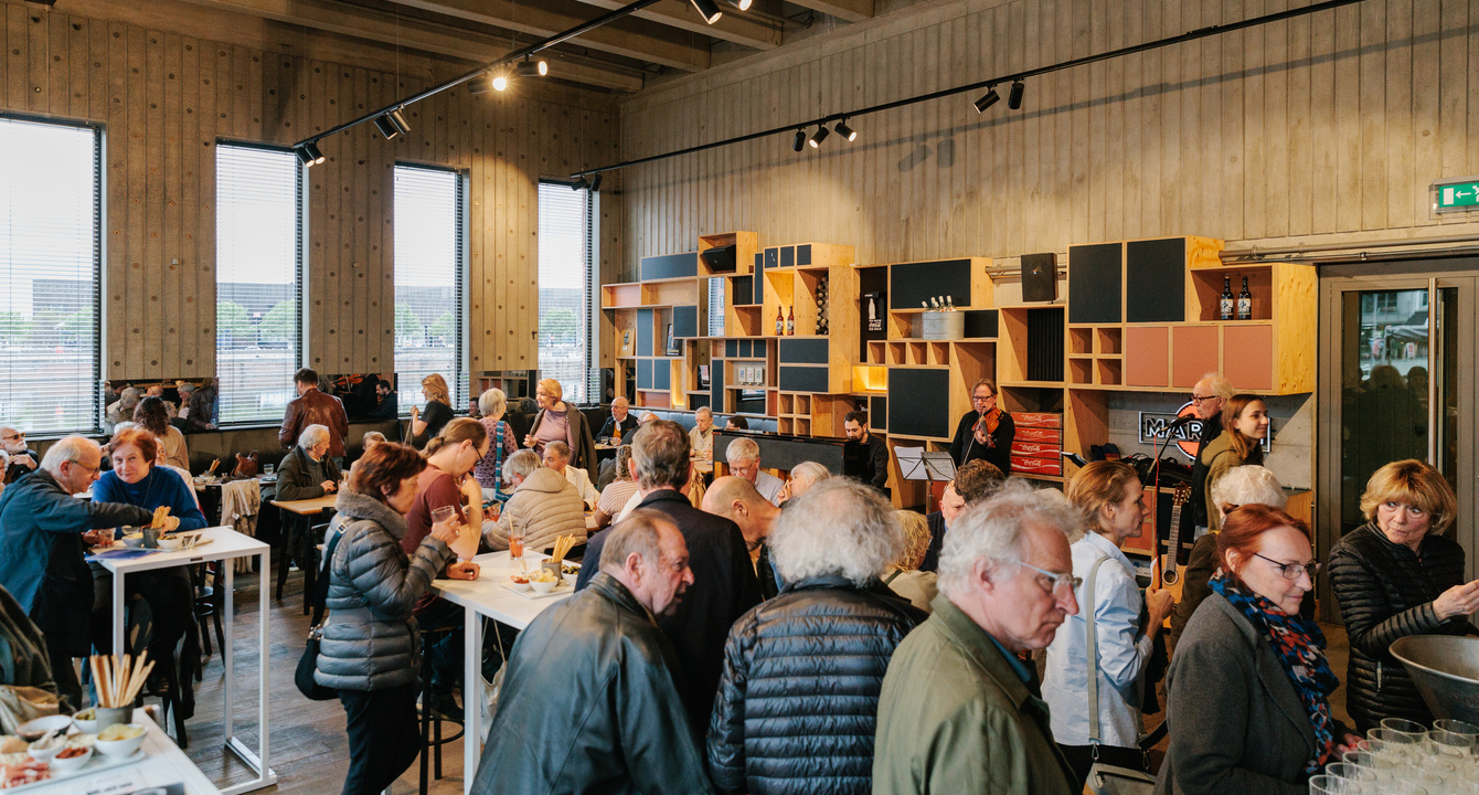 groep staande mensen