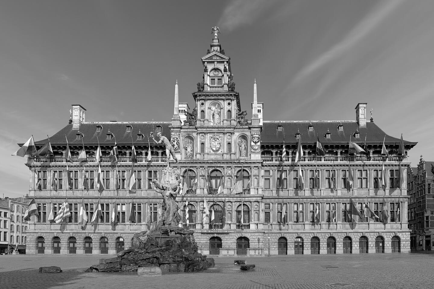 Het stadhuis op de Grote Markt met Brabo op de voorgrond