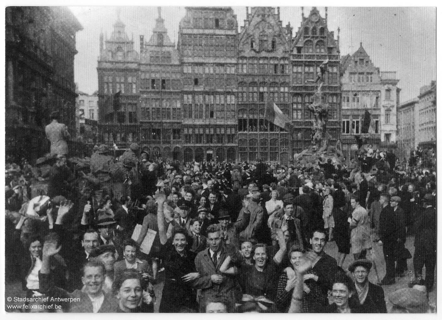 Een massa enthousiaste Antwerpenaren op de Grote Markt