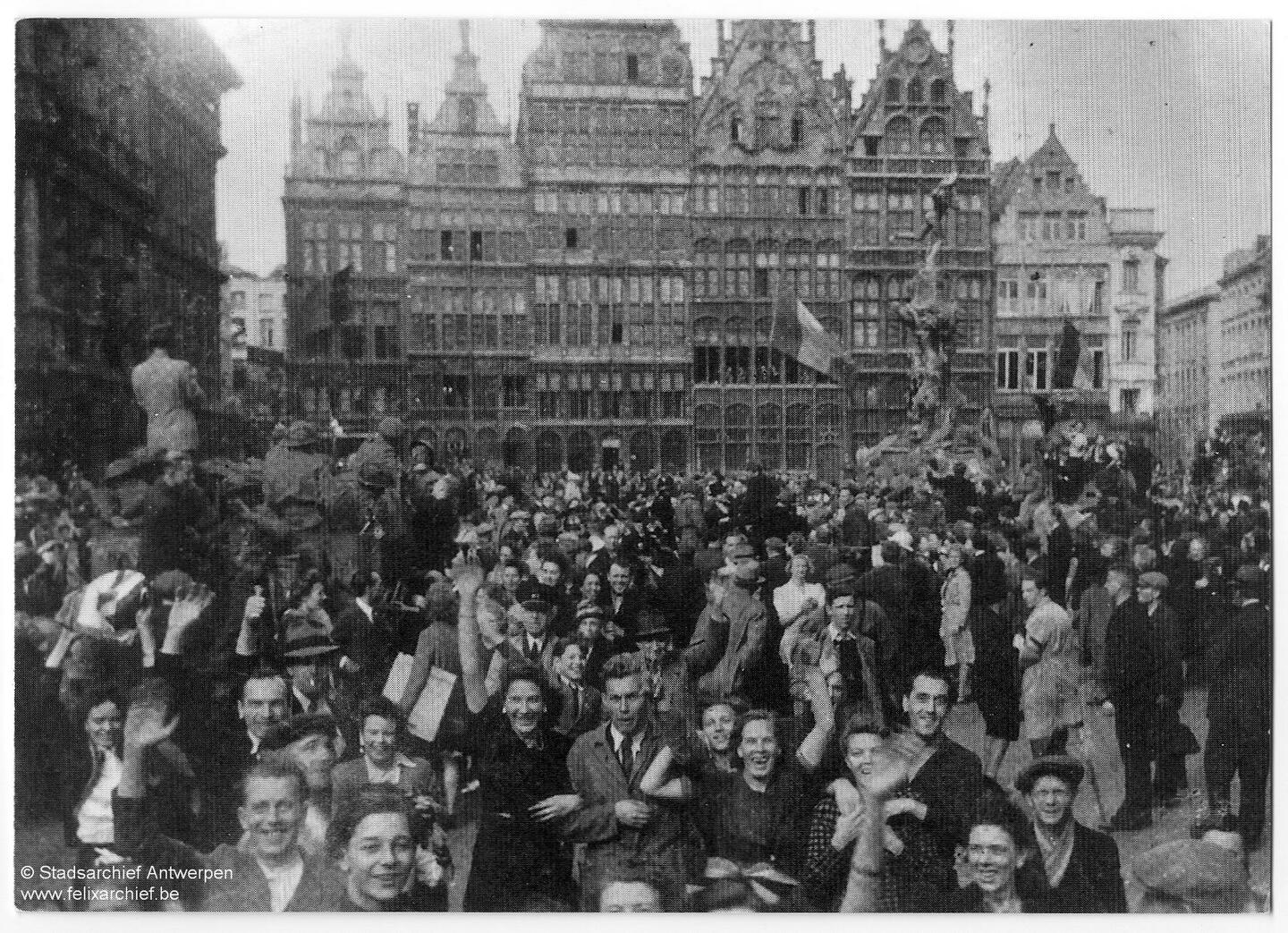 Een massa enthousiaste Antwerpenaren op de Grote Markt