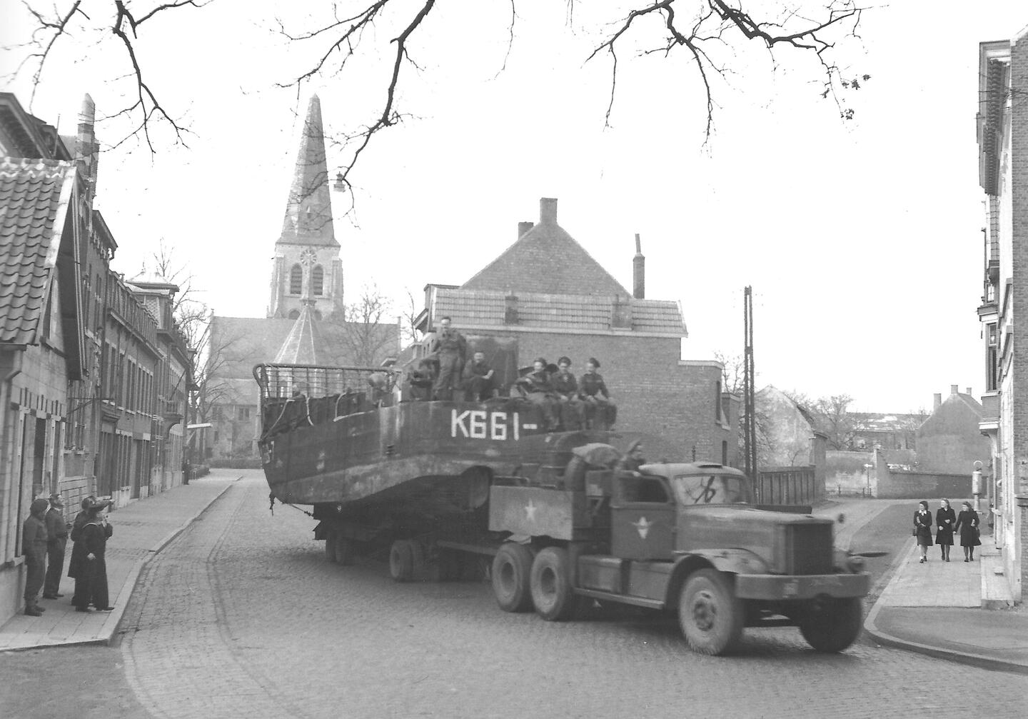 Legervoertuig waarop zich militairen bevinden