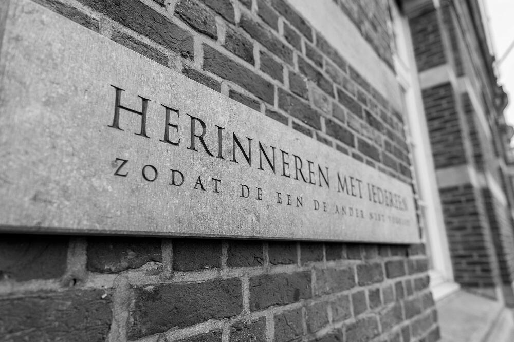 Steen met opschrift "Herinneren met iedereen. Zodat de een de ander niet vergeet"