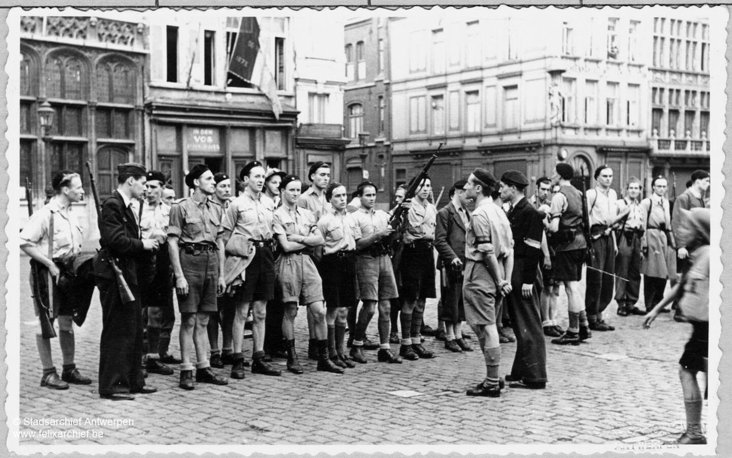 Inspectie van groep gewapende mannen