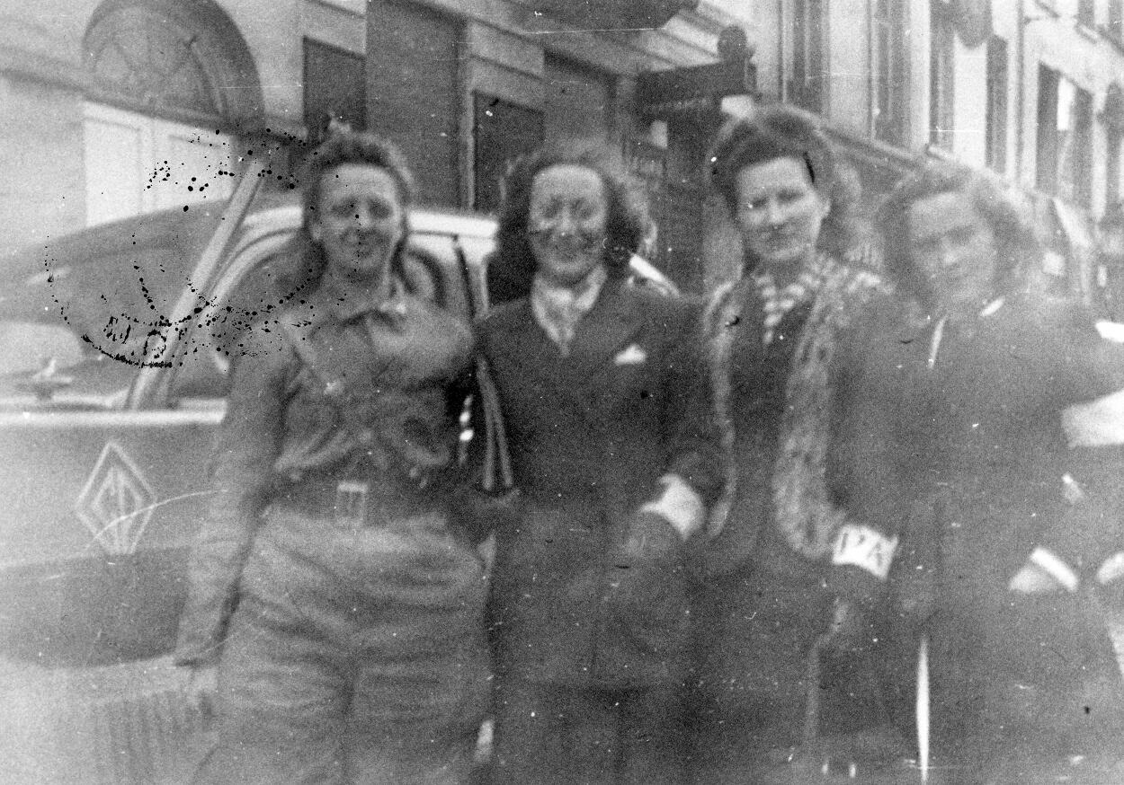 Vier vrouwen poseren op een oude foto