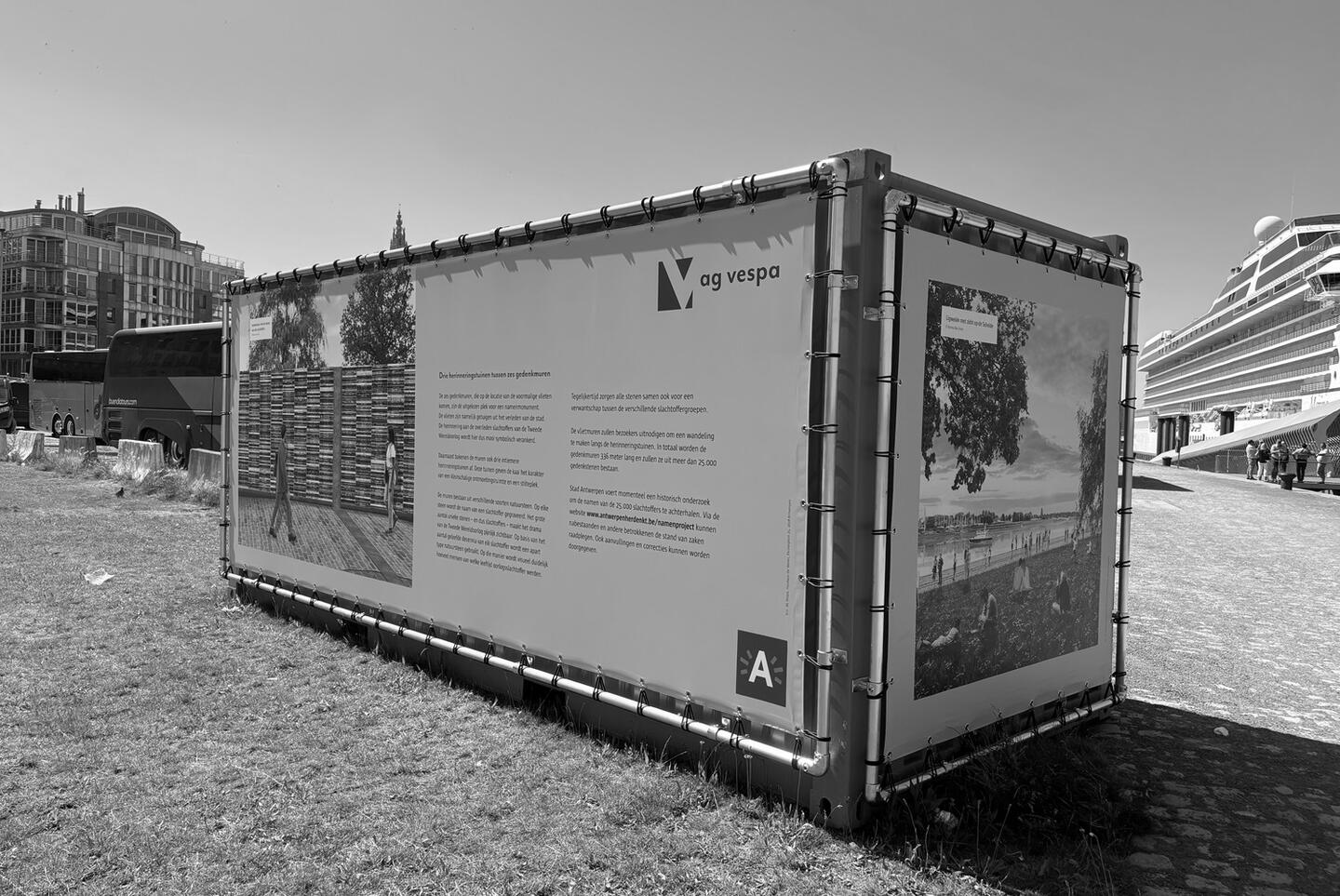 Container met bedrukte spandoeken