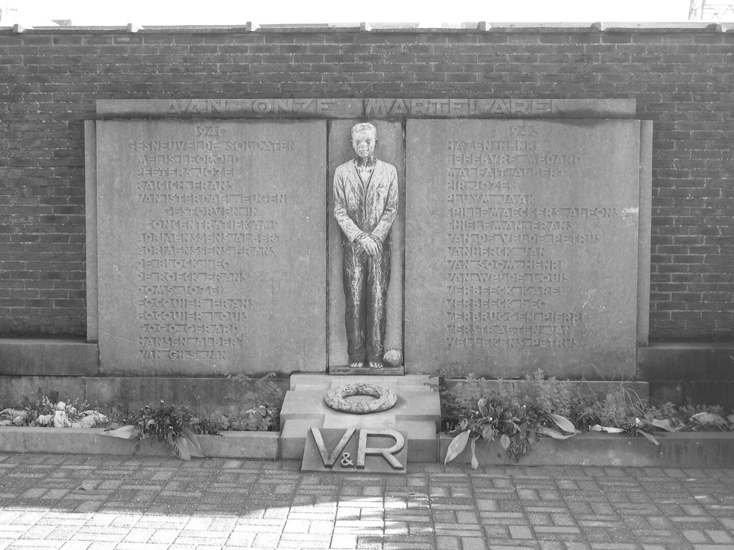 Beeld voor muur met namen