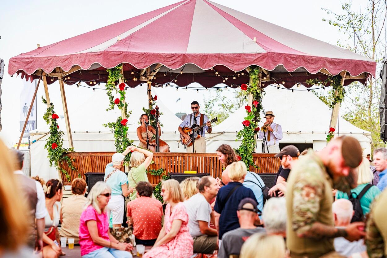 Muzikanten spelen voor publiek