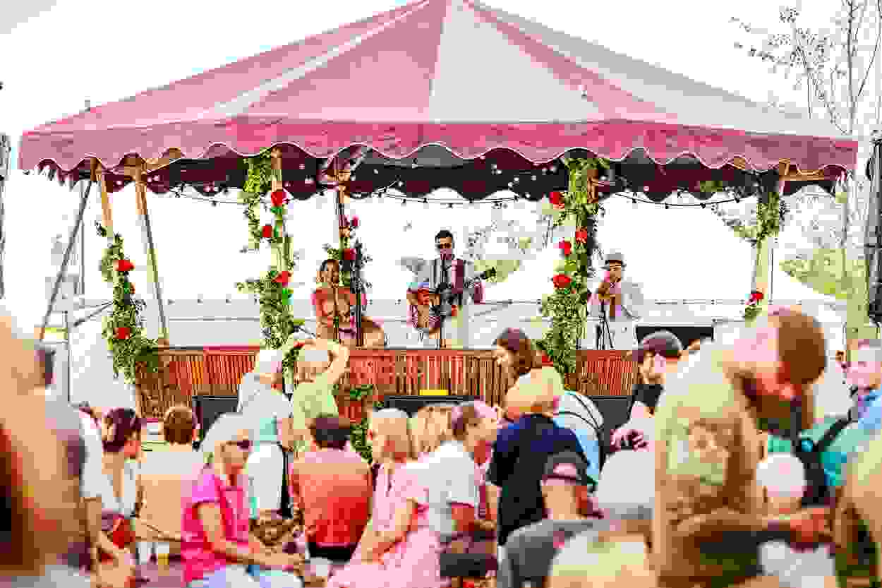 Muzikanten spelen voor publiek