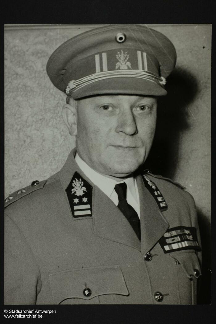 Portretfoto van een man in militair unofrom