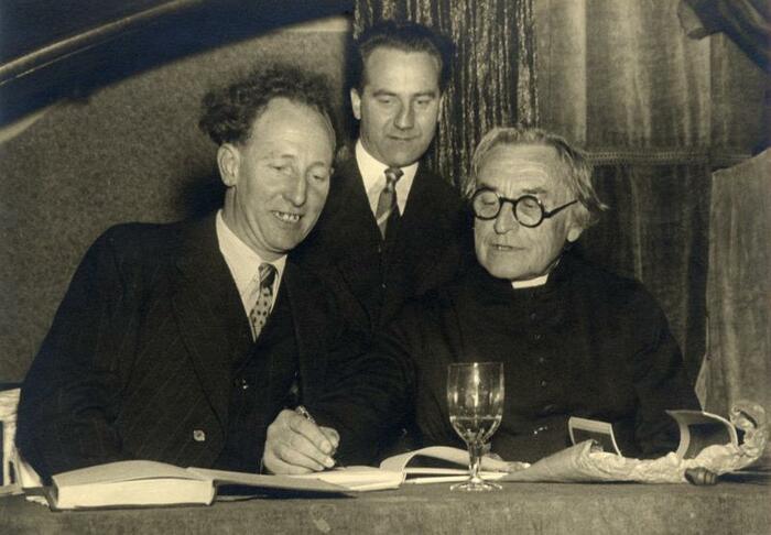 Drie mannen, waaronder een geestelijke