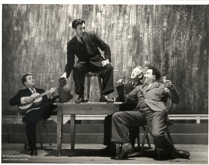 Acteurs op het theaterpodium