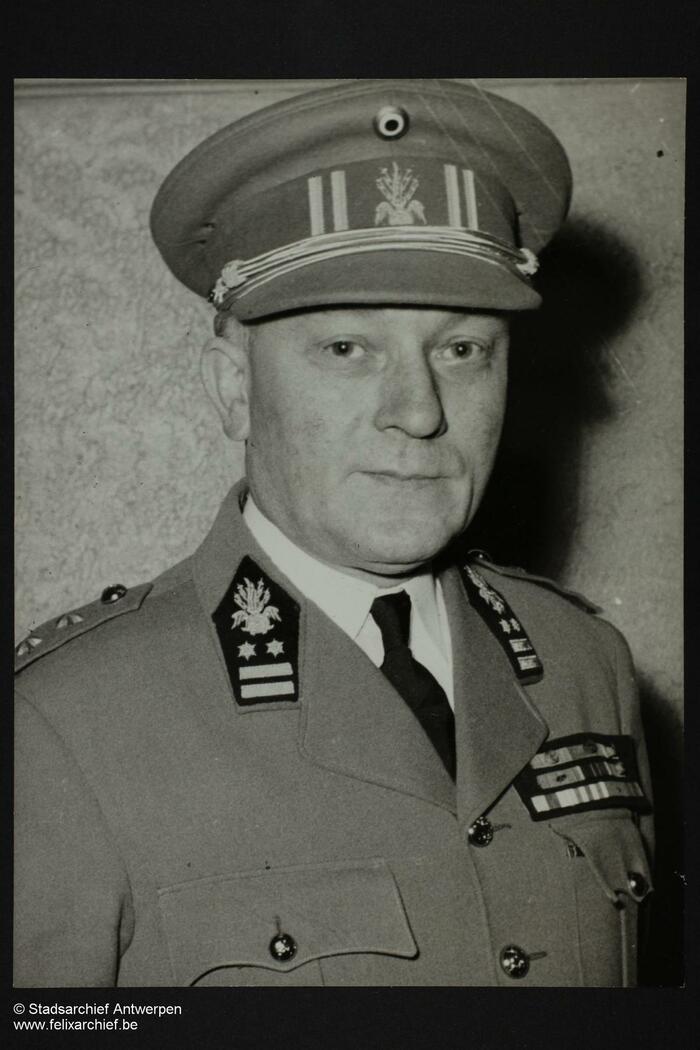 Man in militair uniform