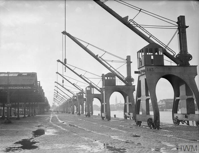 Hijskranen aan een kaai