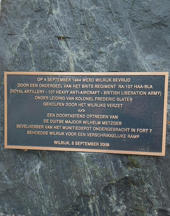 Gedenkplaat op steen