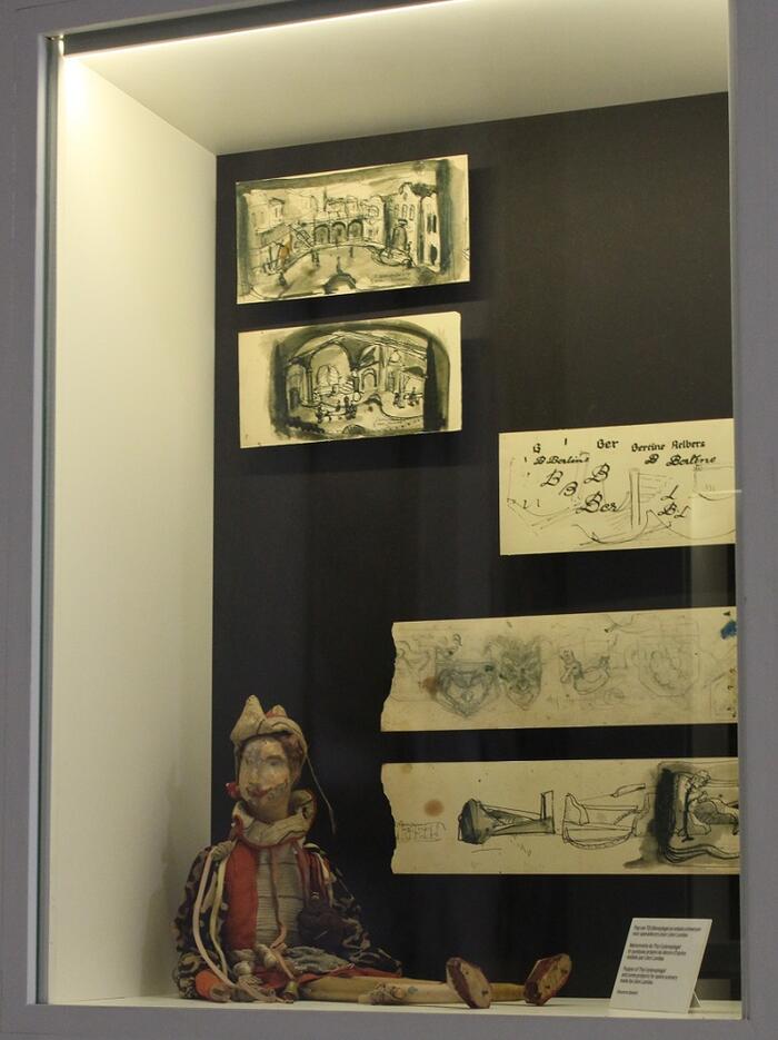 Vitrinekast met pop en tekeningen