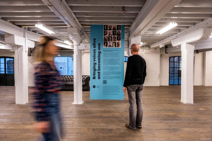 Man kijkt naar tentoonstelling