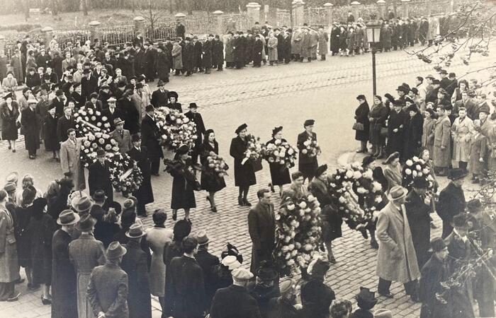 Stoet met kransen