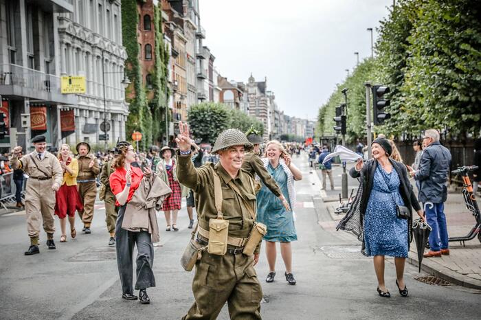 Figuranten en militairen paraderen door Antwerpen
