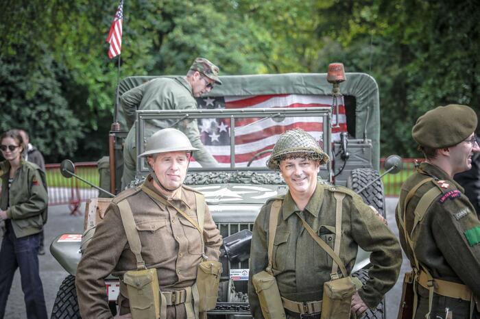 Militairen staan voor een legertank