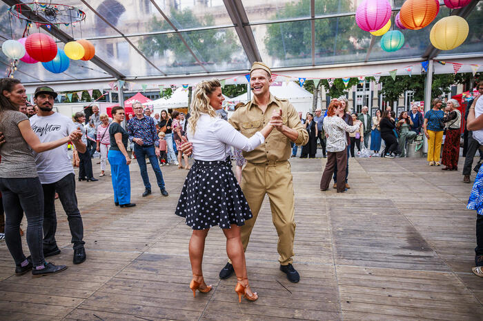 Verschillende mensen dansen in militaire of jaren 40-stijl
