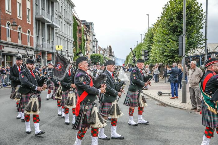 Doedelzakspelers paraderen door Antwerpen