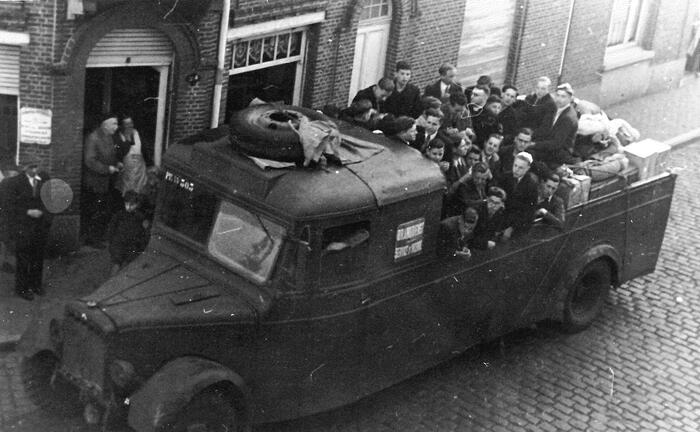 Jongeren zitten op vrachtwagen