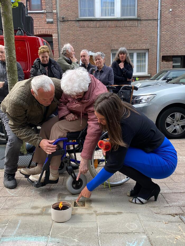 3 personen wijzen naar plaatje op de grond