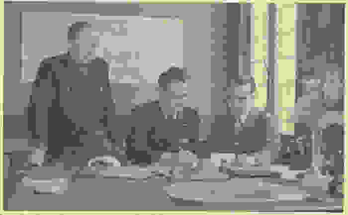 Mannen bestuderen documenten