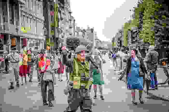 Figuranten en militairen paraderen door Antwerpen