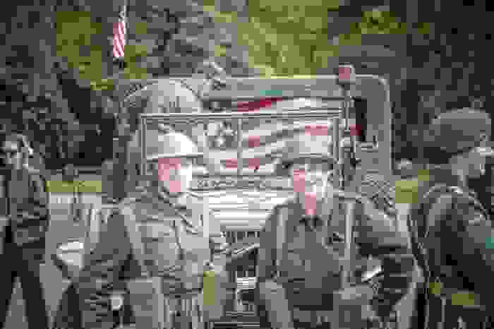 Militairen staan voor een legertank