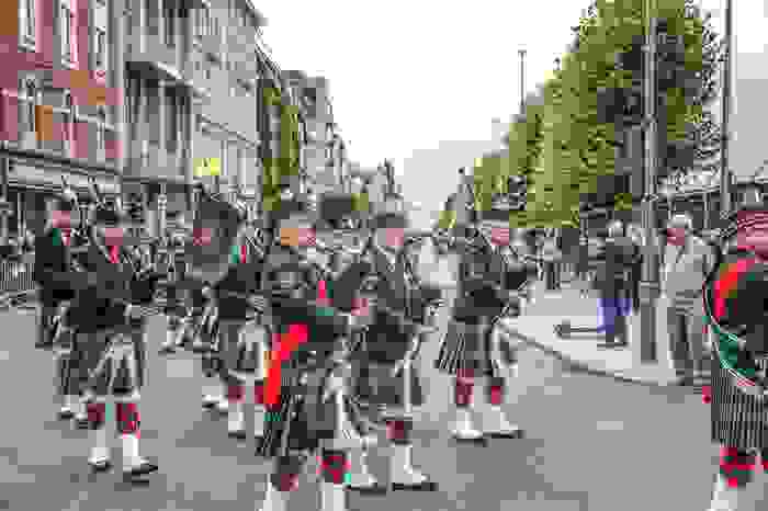 Doedelzakspelers paraderen door Antwerpen