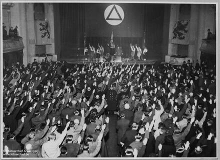 Een zaal vol met zittende mensen