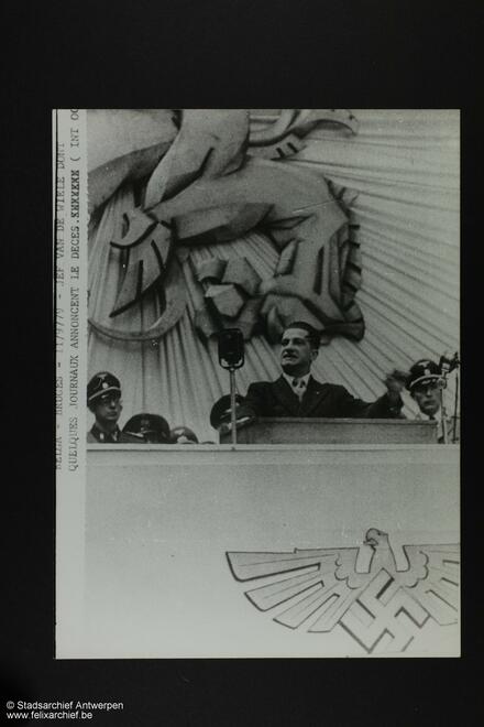 Man op een spreekgestoelte