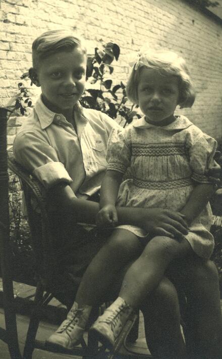 Jongen met meisje op schoot