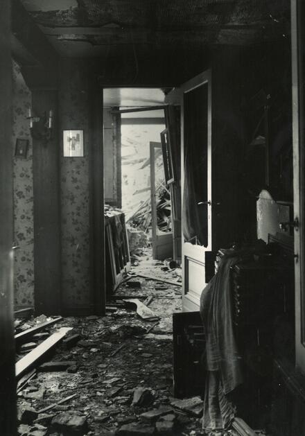 Foto van vernield interieur.