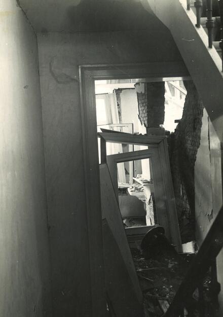 Foto van vernield interieur.