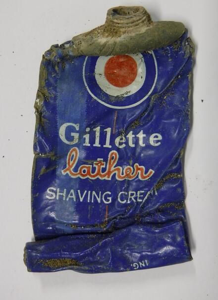 Een oude verpakking van Gillette shaving cream.
